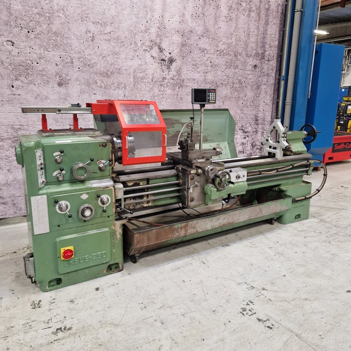 Used Ursus 250 lathe - 250 x 2000 x 105 mm.