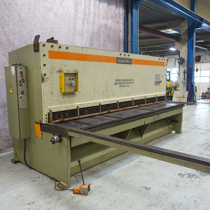Used Donewell 13-4000 hydr. shear - 4000 x 13 mm.
