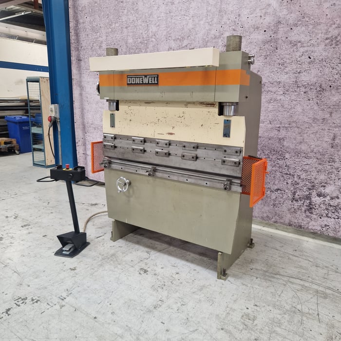 Used Donewell 25-1600 hydr. press brake - 1600 x 25 t.
