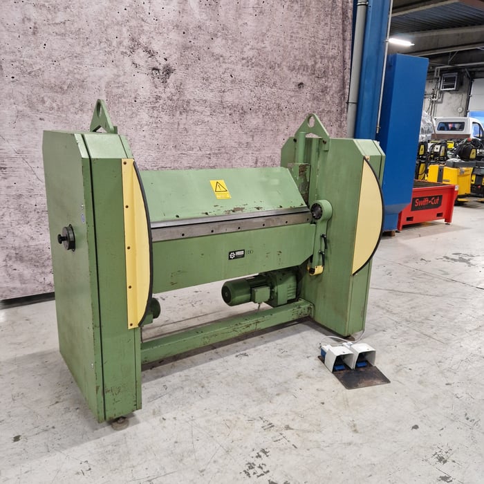Used HM HXM-1250-L motorized folding machine - 1270 x 4,0 mm.